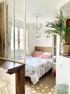 a bedroom with a bed and a mirror at Superbe & lumineux avec balcon! Quartier parisien animé in Paris