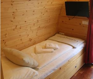 سرير أو أسرّة في غرفة في Alpenhotel Enzian