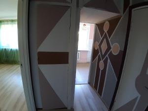 een kamer met een deur met een bruine muur bij Independent apartment in varena in Varėna I
