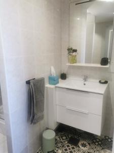 een witte badkamer met een wastafel en een spiegel bij Guest House Casa Cassien in Montauroux