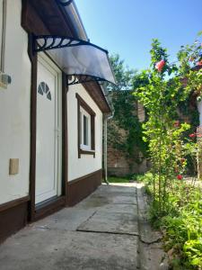 考波什堡的住宿－Zárda utcai Apartman，遮阳篷房屋入口