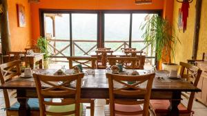 Um restaurante ou outro lugar para comer em Pousada Terraço Penedo