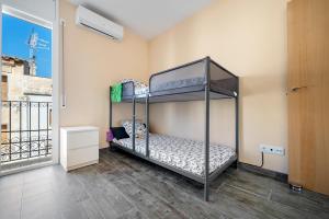 Ce dortoir comprend 2 lits superposés et un balcon. dans l'établissement Casa Lluma, à Aldover