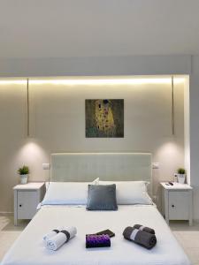 - une chambre avec un lit et 2 serviettes dans l'établissement Il Glicine Luxury, à San Pietro al Tanagro
