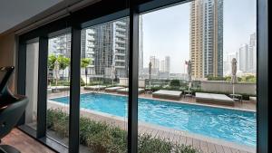 Bazén v ubytování Contemporary 1BR next to Opera - Downtown Dubai nebo v jeho okolí
