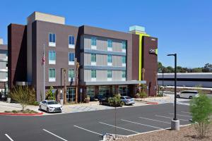 蒂梅丘拉Home2 Suites By Hilton Temecula的带停车场的酒店效果图