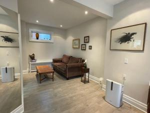 Posezení v ubytování Private Suite in Forest Hill with full kitchen and parking