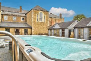 Πισίνα στο ή κοντά στο Glentworth Hall by Group Retreats