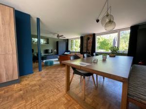 ein Wohnzimmer mit einem Holztisch und einem Sofa in der Unterkunft Ivy Cottage near Amsterdam in Oudendijk