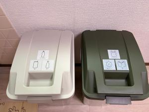 zwei grüne und weiße Uhren, die nebeneinander sitzen in der Unterkunft Sepia Court Inn セピアコートイン in Urayasu
