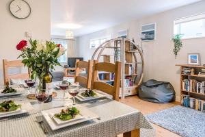 a living room with a table with glasses of wine at 1 Albert Terrace - Southwold in Reydon