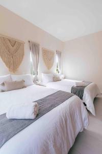 Un pat sau paturi într-o cameră la Peaceful Villa W Ocean View Rooftop in Punta Sur