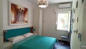 a bedroom with a green bed and a window at Residence Pineda A 6 in Bibione