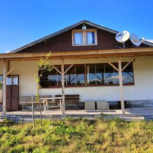 Casa con porche con mesa y sillas en Bolu dağ evi at yaylası, 