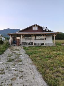 una casa con un camino de ladrillo delante de ella en Bolu dağ evi at yaylası, 