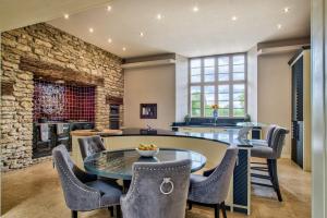 cocina y comedor con mesa y sillas en Glentworth Hall by Group Retreats, en Glentworth