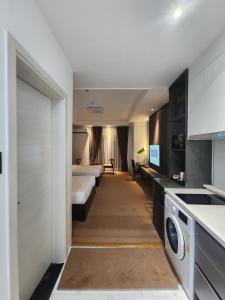 Habitación con cama y cocina con lavadora. en Room in M Stay Hotel - near Midori, Swissotel, Marriott, Widus, Hann, 