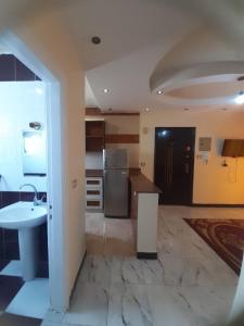 eine große Küche mit Spüle und Kühlschrank in der Unterkunft Sandy House in Madinat as-Sadis min Uktubar