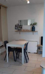 einen weißen Tisch und Stühle in einem Zimmer in der Unterkunft A Namur même, rez avec terrasse in Namur