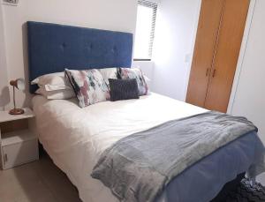 Ένα ή περισσότερα κρεβάτια σε δωμάτιο στο Birdsong Cottage