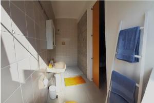 Ένα μπάνιο στο Birdsong Cottage