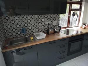 Η κουζίνα ή μικρή κουζίνα στο Birdsong Cottage