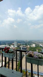 Svalir eða verönd á Treepark serpong Bsd City Near ice bsd & aeon, By SM ROOM