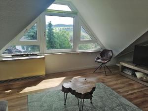 un salon avec une grande fenêtre et une chaise dans l'établissement Katya, à Winterberg