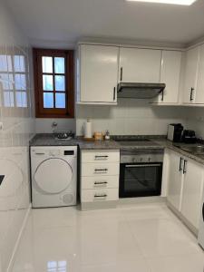 Η κουζίνα ή μικρή κουζίνα στο Modern apartment in Valencia, Port Saplaya, by the sea