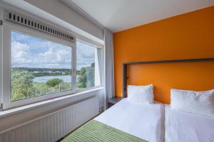 Postel nebo postele na pokoji v ubytování Amrâth Airport Hotel Rotterdam