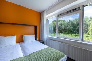 Postel nebo postele na pokoji v ubytování Amrâth Airport Hotel Rotterdam