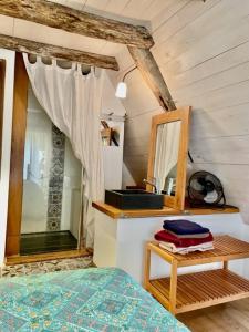 Łóżko lub łóżka w pokoju w obiekcie Les Paroules - Luxury Dordogne - Holiday Farmhouses.