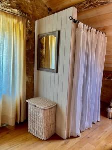 Pokój z białymi zasłonami i wiklinowym koszem na śmieci w obiekcie Les Paroules - Luxury Dordogne - Holiday Farmhouses. w mieście Saint-Cybranet +37 zdjęć