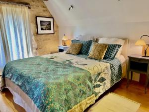 Łóżko lub łóżka w pokoju w obiekcie Les Paroules - Luxury Dordogne - Holiday Farmhouses.