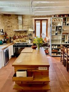 Kuchnia lub aneks kuchenny w obiekcie Les Paroules - Luxury Dordogne - Holiday Farmhouses.