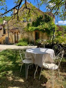 Ogród w obiekcie Les Paroules - Luxury Dordogne - Holiday Farmhouses.