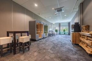 TV a/nebo společenská místnost v ubytování Amrâth Airport Hotel Rotterdam