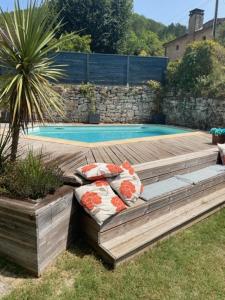 Basen w obiekcie Les Paroules - Luxury Dordogne - Holiday Farmhouses. lub w pobliżu
