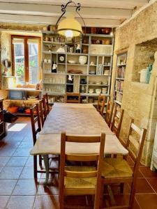 Kuchnia lub aneks kuchenny w obiekcie Les Paroules - Luxury Dordogne - Holiday Farmhouses.