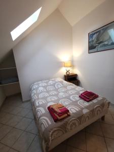 A bed or beds in a room at Chez Jean Jack, appartement de 72 m2