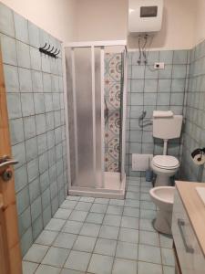 bagno con doccia e servizi igienici. di Casa Miriam a Mondragone