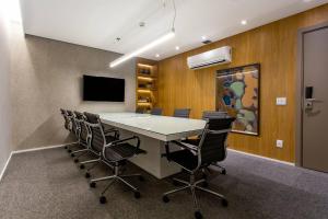 een vergaderzaal met een witte tafel en stoelen bij Blend SmartStyle by Marzani Host in Goiânia