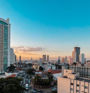 een uitzicht op de skyline van de stad met gebouwen bij Blend SmartStyle by Marzani Host in Goiânia