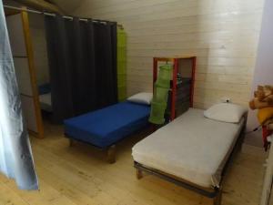 Zimmer mit 2 Betten in einem Zimmer mit in der Unterkunft Le Chouette loft 