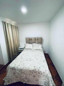 1 dormitorio con 1 cama en una habitación blanca en Apartamento acogedor en la Union, Valle del Cauca en Lemos