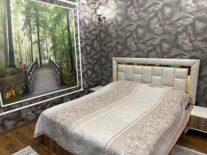 um quarto com uma cama e um espelho grande em Katej em Quba