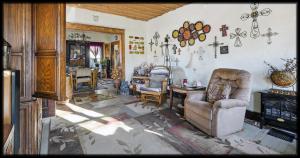 ein Wohnzimmer mit Stühlen, einem Tisch und einem Kamin in der Unterkunft Paragon Penthouse in Martinsville