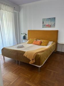 1 cama grande en un dormitorio con suelo de madera en The cozy apartment in heart of the Nice 1km to sea, en Niza
