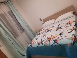 una camera da letto con un letto con stelle sopra di Casa Miriam a Mondragone