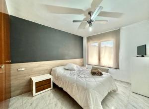 a bedroom with a bed and a ceiling fan at Apto. grande, luminoso y centrico in Olot